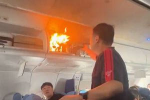 Εφιαλτικές στιγμές σε πτήση – Χειραποσκευή πήρε φωτιά (Βίντεο)