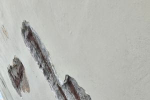 Πέφτουν σοβάδες από κτίριο του ΕΚΗ – Κίνδυνος για πολίτες, μαθητές και εργαζόμενους