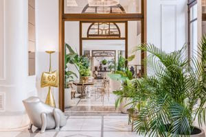 THE DOLLI: Λάμπει με δύο MICHELIN Keys στο Παρίσι και φωτίζει την Αθήνα