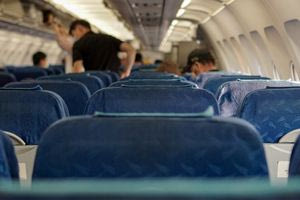 Αναγκαστική προσγείωση στο Ηράκλειο: Η στιγμή που μεθυσμένη Βρετανίδα επιβάτιδα ουρλιάζει στην πτήση (βίντεο)