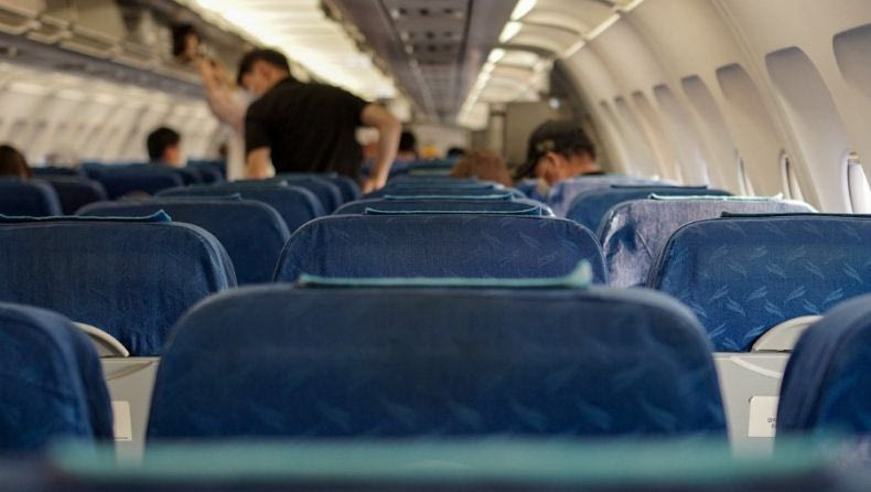 Αναγκαστική προσγείωση στο Ηράκλειο: Η στιγμή που μεθυσμένη Βρετανίδα επιβάτιδα ουρλιάζει στην πτήση (βίντεο)