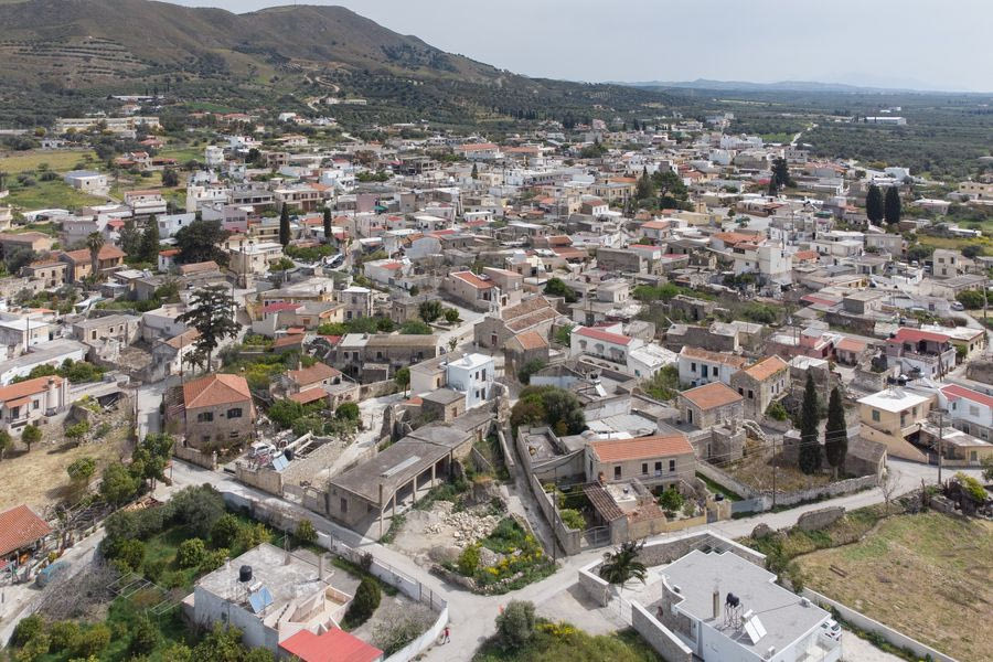 «Θέλουμε τα παιδιά να ονειρεύονται μέσα από τις σελίδες»: Δάσκαλοι σε χωριό του Ηρακλείου ξεκινούν μια σημαντική πρωτοβουλία