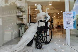 (ΦΩΤΟ) Γιατί γέμισαν με… αμαξίδια οι βιτρίνες του Ηρακλείου;