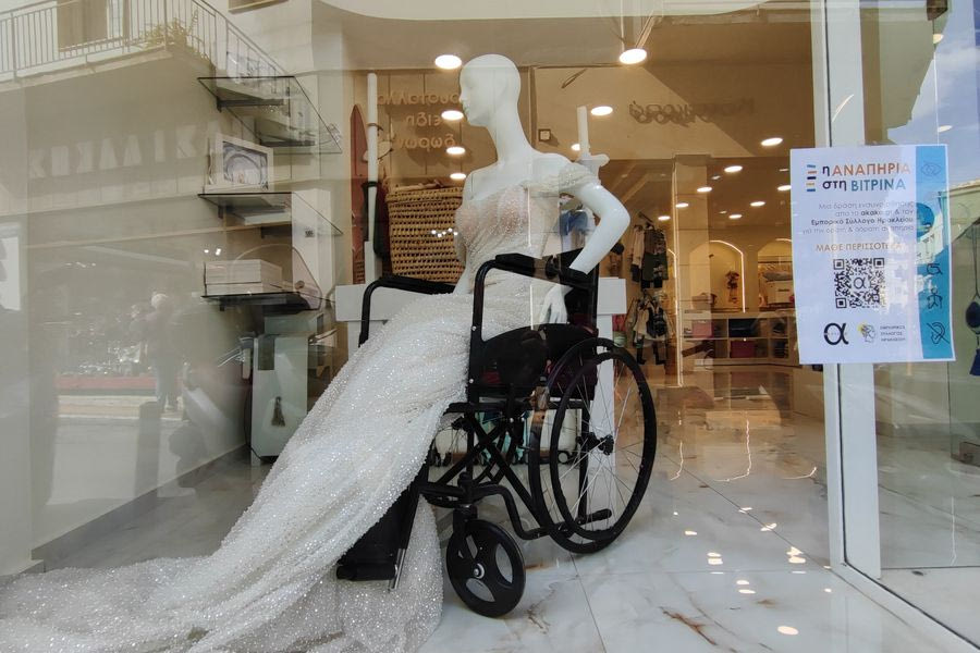 (ΦΩΤΟ) Γιατί γέμισαν με… αμαξίδια οι βιτρίνες του Ηρακλείου;