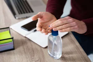 Μπορεί τα απολυμαντικά χεριών να προκαλούν καρκίνο; Η ΕΕ επανεξετάζει την ασφάλεια της αιθανόλης