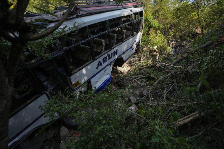 Ινδία: Τουλάχιστον 18 άνθρωποι βρήκαν τον θάνατο εξαιτίας κατολίσθησης που παρέσυρε λεωφορείο