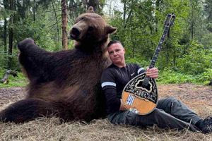 Ο θαρραλέος Έλληνας μουσικός που παίζει μπουζούκι κάνοντας βόλτα με μια αρκούδα στη Μόσχα