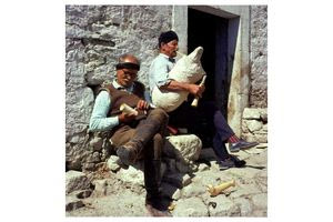 Ένας παίκτης ασκομαντούρας και ένας χαράκτης στους Άγιους Δέκα, το 1964