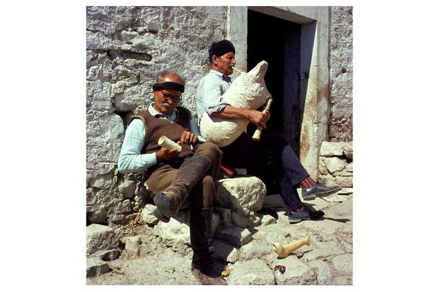 Ένας παίκτης ασκομαντούρας και ένας χαράκτης στους Άγιους Δέκα, το 1964