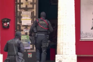 (ΦΩΤΟ) Κατάληψη Ευαγγελισμού: Έφοδος από την αστυνομία