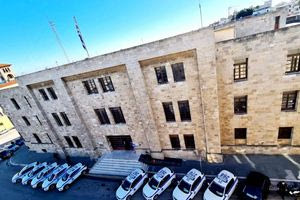 Ρόδος: Έβαλε φωτιά σε βενζίνη μέσα στο Αστυνομικό Μέγαρο