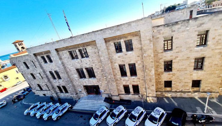 Ρόδος: Έβαλε φωτιά σε βενζίνη μέσα στο Αστυνομικό Μέγαρο