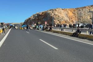 (ΦΩΤΟ) Αγροτοκτηνοτρόφοι: Έκλεισαν τον ΒΟΑΚ στο ύψος του Καρτερού – “Αυτό είναι μόνο η αρχή”, διαμηνύουν