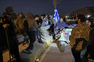 ΒΟΑΚ: Διανυκτερεύουν στα μπλόκα οι αγρότες – Ανοιχτός από τα μεσάνυχτα μέχρι το πρωί ο δρόμος