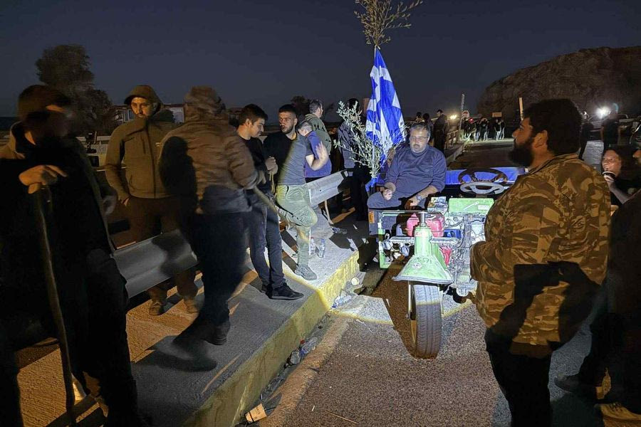 ΒΟΑΚ: Διανυκτερεύουν στα μπλόκα οι αγρότες – Ανοιχτός από τα μεσάνυχτα μέχρι το πρωί ο δρόμος