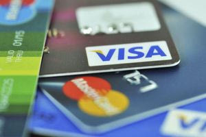 Πόσα ξοδεύουν οι Έλληνες με πιστωτικές κάρτες
