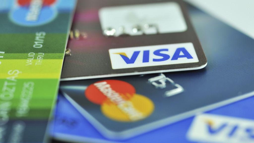 Πόσα ξοδεύουν οι Έλληνες με πιστωτικές κάρτες
