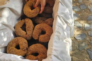 Δημητροκούλουρα: Το κρητικό έθιμο που ζυμώνεται του Αγίου Δημητρίου στον Πλατανιά Χανίων