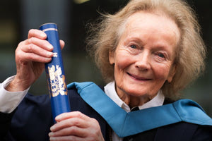 Μ. Βρετανία: Σούπερ γιαγιά πήρε το πτυχίο της στα 90 της χρόνια