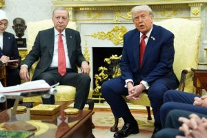 Απολύθηκε ο δημοσιογράφος που αποκάλυψε το ναύαγιο της συνάντησης Τραμπ – Ερντογάν στον Λευκό Οίκο