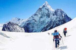 Σχεδόν 1.000 ορειβάτες παγιδεύτηκαν από χιονοθύελλα στο Έβερεστ