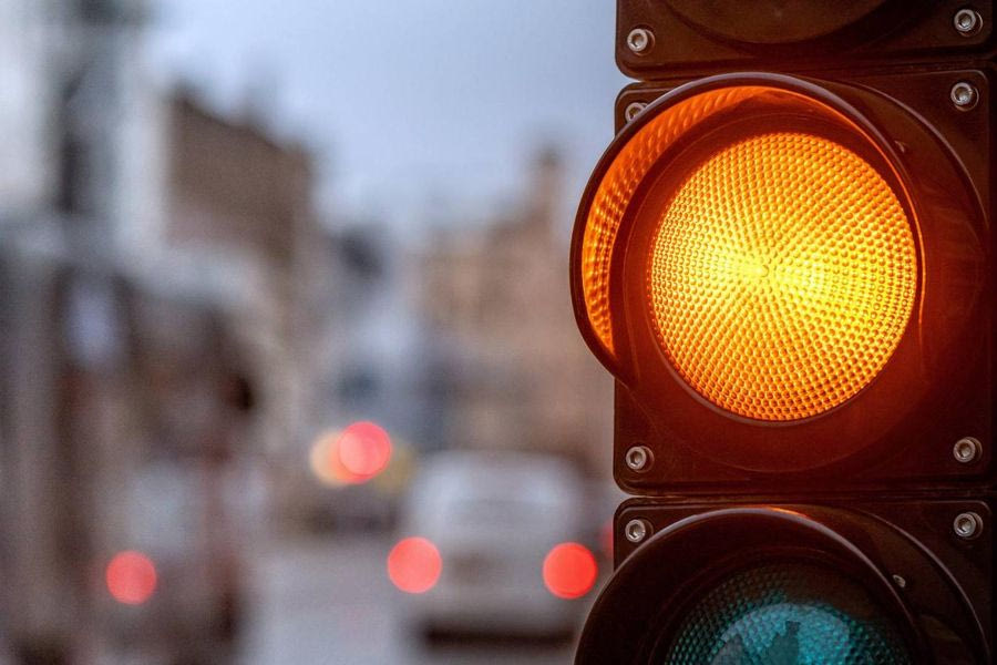 Πορτοκαλί φανάρι: Μπορώ να περάσω ή όχι; -Τι λέει ο νέος ΚΟΚ