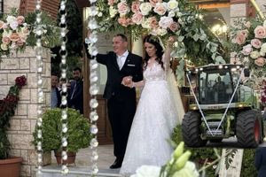 Ο… αγροτικός γάμος της χρονιάς: Ο γαμπρός πήγε στην εκκλησία με… ενσιρομηχανή (βίντεο)