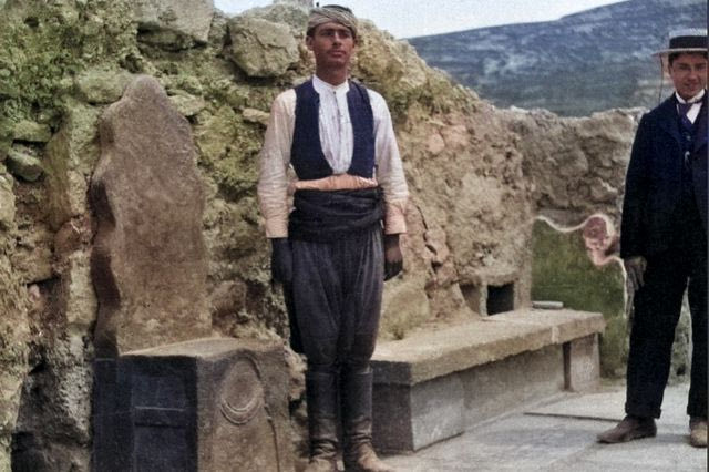 Νεαροί δίπλα στον θρόνο του Μίνωα στην Κνωσό, το 1901