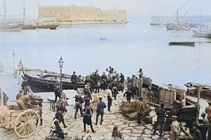 Το ενετικό λιμάνι του Ηρακλείου, σε πλήρη δραστηριότητα το 1907