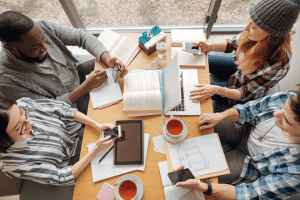 Gen Z: Έχει πολλά πτυχία, αλλά δεν έχει δουλειά