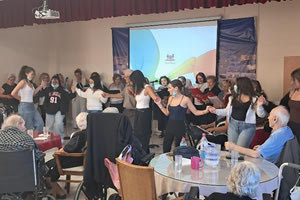 Οι μαθητές γιόρτασαν και χόρεψαν με τους ηλικιωμένους