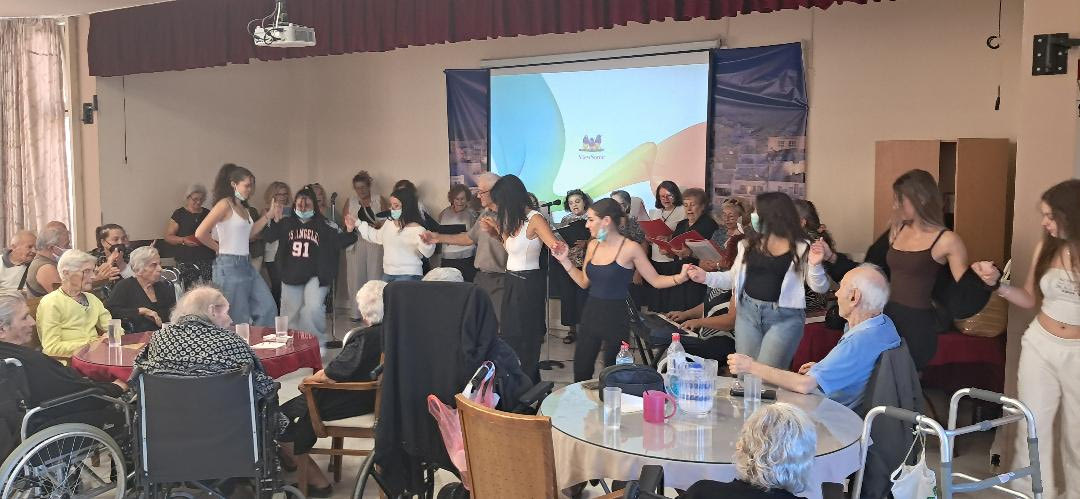 Οι μαθητές γιόρτασαν και χόρεψαν με τους ηλικιωμένους