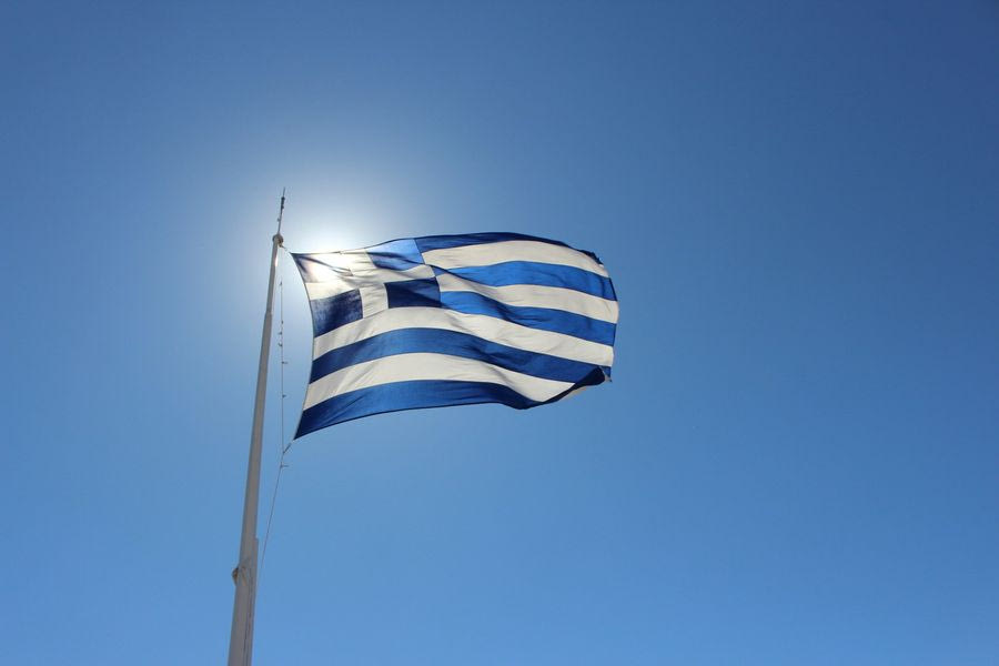 Ρόδος: Δανή κατέβασε την ελληνική σημαία και χτύπησε αστυνομικό