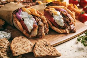 Ο ελληνικός γύρος είναι το καλύτερο τυλιχτό φαγητό, σύμφωνα με το Taste Atlas