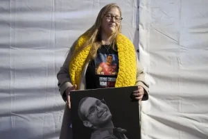 Συγκλονίζει η μητέρα ισραηλινού ομήρου: «Δεν ξέρω αν το παιδί μου ζει ή είναι νεκρό – Εξαντλητικό να ελπίζεις δύο χρόνια»