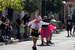 Τα παραλειπόμενα του ημιμαραθωνίου: Σταμάτησαν το τρέξιμο και ξεκίνησαν το χορό!