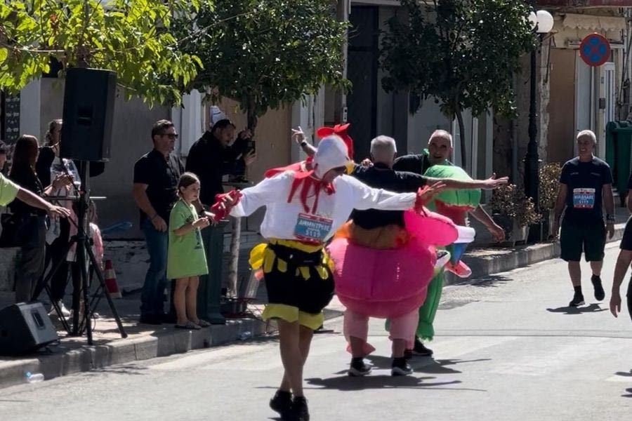 Τα παραλειπόμενα του ημιμαραθωνίου: Σταμάτησαν το τρέξιμο και ξεκίνησαν το χορό!