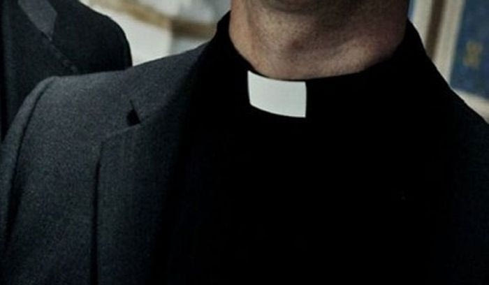 Βραζιλία: Καθολικός ιερέας πιάστηκε ημίγυμνος με τη κοπέλα πιστού του