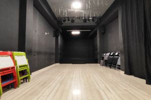 «Δύο παραστάσεις όπου το φως των γιορτών συναντά το φως της στιγμής» στο Heraklion Improv Theater