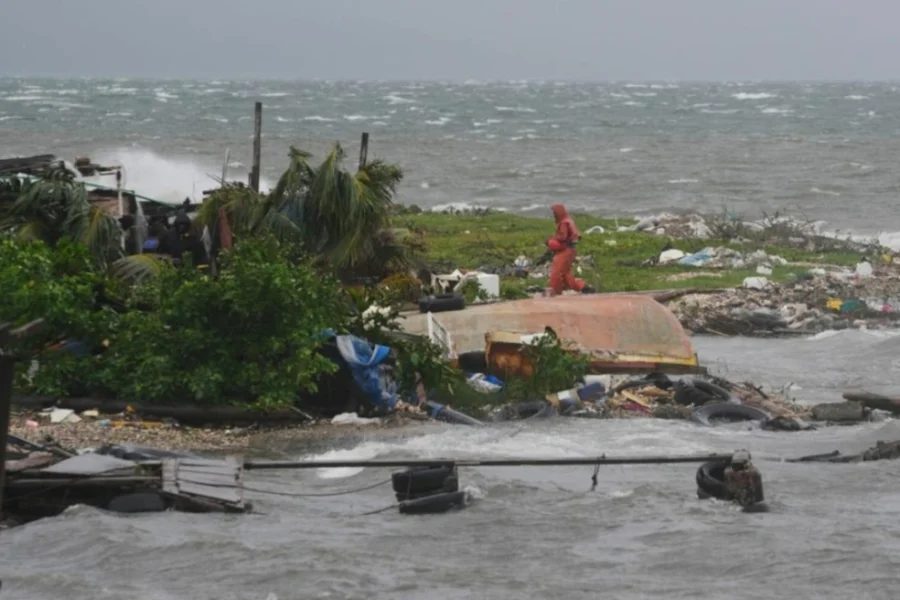 Ο τυφώνας Μελίσσα πλησιάζει την Κούβα με ανέμους 210 χλμ/ώρα – Μετράει τις πληγές της η Τζαμάικα, δείτε βίντεο