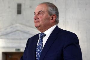 Καραμανλικές «οβίδες» χτύπησαν το Μέγαρο Μαξίμου, με τον πρώην πρωθυπουργό να μιλάει για… θεσμική, πολιτική και εθνική κρίση!!! Καβγάς στη Βουλή σήμερα για τα εθνικά και τον… «Άγνωστο Στρατιώτη»…