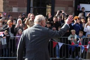 Ένταση με διαδηλωτή σε δημόσια εμφάνιση του Βασιλιά Καρόλου (vid)