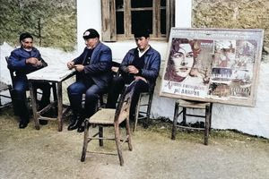 Ώρες χαλάρωσης σε καφενείο και δίπλα η διαφήμιση για τον κινηματογράφο