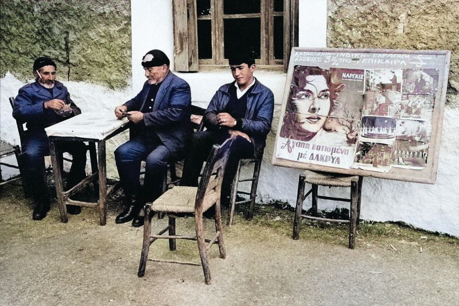 Ώρες χαλάρωσης σε καφενείο και δίπλα η διαφήμιση για τον κινηματογράφο