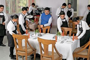 Κρητική φιλοξενία με εργαζόμενους από τις Φιλιππίνες και το Μπαγκλαντές