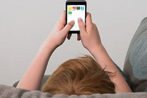 Παιδιά και κινητό: Αποκτούν νωρίτερα από ότι θα έπρεπε, λένε οι ειδικοί