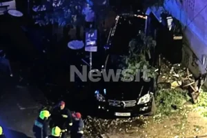 Κολωνάκι: Ο κρητικός φωτογράφος Χάρης Φαρσαράκης ζητά 1 εκατ. ευρώ ως αποζημίωση για το τζιπ που έπεσε πάνω στο εστιατόριο