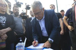 «Είμαστε μαζί σου»: Το ιδιόχειρο σημείωμα του Κουτσούμπα στον Πάνο Ρούτσι