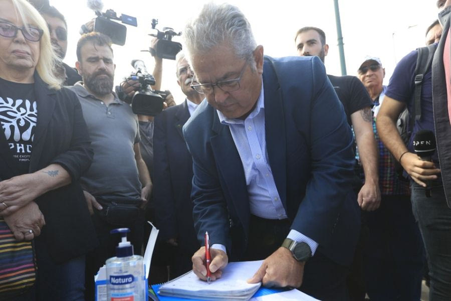 «Είμαστε μαζί σου»: Το ιδιόχειρο σημείωμα του Κουτσούμπα στον Πάνο Ρούτσι