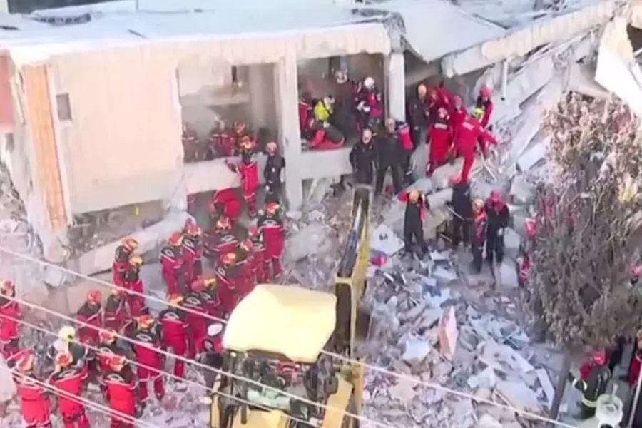 Τραγωδία στην Κωνσταντινούπολη: Ανασύρθηκε νεκρό 12χρονο αγόρι από τα συντρίμμια του επταώροφου κτιρίου